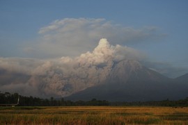 Núi lửa cao nhất Indonesia mới phun trào, thảm họa có xảy ra? 