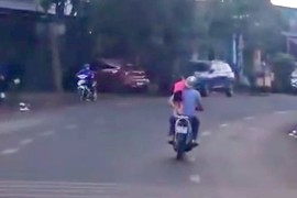 Video: Người đàn ông chở bé gái đứng sau yên xe bằng một chân