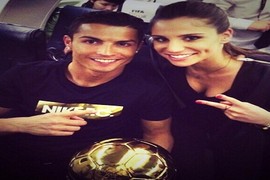 Ronaldo có bạn gái mới là MC xinh đẹp?