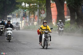 Cân Tết, đường phố Hà Nội bị lật tung lên sửa chữa, bụi mù mịt