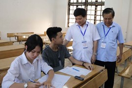 Thí sinh đặc biệt mùa thi 2020: Ngồi một phòng, có người chép hộ bài