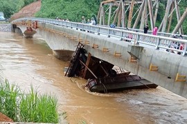 2 tàu 'ma' dạt từ Trung Quốc vào sông Hồng