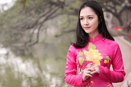 Hoa khôi Tràng An đẹp như hoa xuân trên phố cổ HN