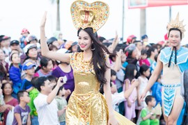 Phạm Hương lộng lẫy tại Carnaval đường phố Quảng Bình