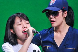 Ca sĩ Thu Phương nhiệt tình tập hát cho trò The Voice