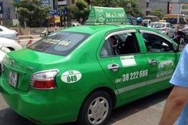 Taxi Mai Linh đâm CSGT, dân ném đá mới chịu dừng