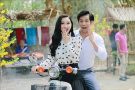 Hà Thu chở Thanh Thức đi chợ quê bằng xe máy