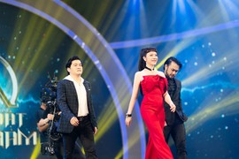 Lý Nhã Kỳ diện trang phục đỏ rực làm giám khảo gameshow