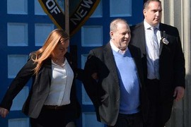 Harvey Weinstein bị còng tay hầu tòa vì cáo buộc cưỡng hiếp