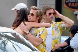 Brad Pitt thản nhiên ôm bạn diễn nữ ở phim trường