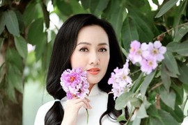 BTV Hoài Anh diện áo dài trắng trẻ xinh như "gái đôi mươi"