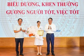 Trao bằng khen cho nữ điều dưỡng cấp cứu bé sơ sinh sặc sữa