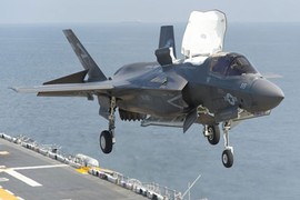 Xem siêu tiêm kích F-35B hạ cánh như trực thăng 