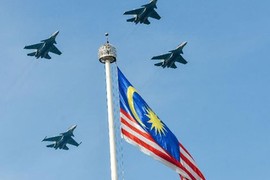 Malaysia duyệt binh khoe vũ khí “khủng”