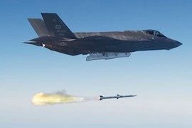 F-35A lần đầu phóng thử tên lửa đối không AIM-120