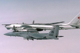 F-15J Nhật Bản lại cất cánh “hộ tống” Tu-95 Nga