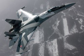 Tại sao tiêm kích Su-35S không có cánh mũi?