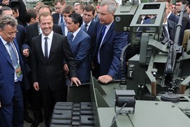 Thủ tướng Dmitry Medvedev khám phá dàn vũ khí tối tân