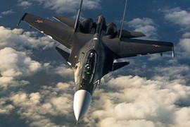 Mục kích Su-30SM hộ tống Su-25 ném bom IS ở Syria