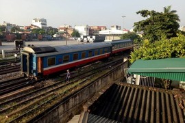 Tàu hỏa tuyến Lào Cai-HN lại bị trật bánh tại ga Yên Viên