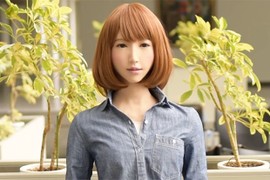 Choáng váng nhan sắc robot hotgirl biết trả lời phỏng vấn