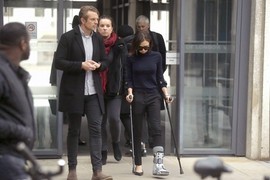 Sự thật gây sốc đằng sau bức ảnh Victoria Beckham chống nạng