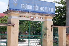 Không đọc thông viết thạo, học sinh lớp 1 bị cô giáo đánh bầm tay