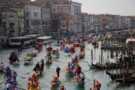 Video: Khách du lịch đang 'nhấn chìm' Venice?