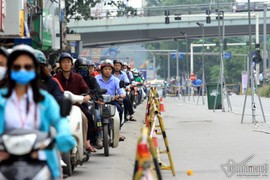 Video: Ngày rối loạn phố Kim Mã: Bốn bánh ngơ ngác, hai bánh chen nhau nghẹt thở