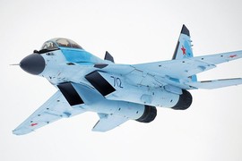 Video: Tiêm kích MiG-35 phô diễn kỹ năng trên không