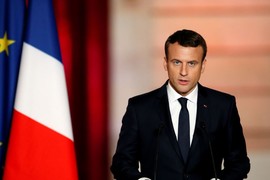 Video: Lính Pháp ngất xỉu sau khi Tổng thống Macron phát biểu