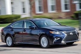 Video: Lexus ES không người lái lao bạt mạng vì quên kéo phanh tay