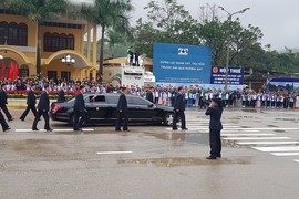 Video: Dàn vệ sĩ chạy bộ tháp tùng xe ông Kim Jong-un