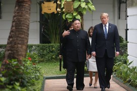 Video: Tổng thống Trump và Chủ tịch Kim Jong-un cùng bước ra vườn đi dạo