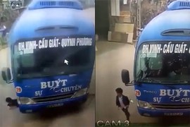 Video: Đứng tim nhìn bé trai thoát chết trước đầu xe buýt lao vun vút