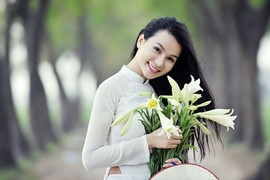 Nữ giảng viên hot girl rạng ngời bên hoa loa kèn