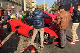 "Lấy le" với bạn gái, chàng trai làm siêu xe Ferrari tan nát