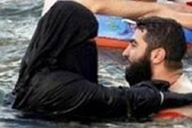 Thiếu nữ Hồi giáo diện Burkini đi bơi gây chú ý 