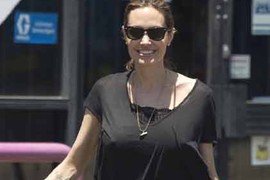 Rộ tin Angelina Jolie gặp biến chứng sau tái tạo ngực