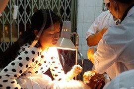 Thương tâm bé trai 13 tháng tuổi cháy như đuốc vì bỏng xăng