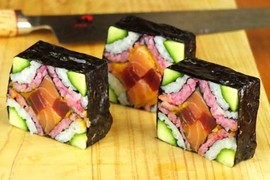 Khách ngất ngây xem đầu bếp nhà hàng cuộn sushi siêu đẹp