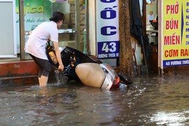 Hà Nội: Mưa lớn giờ tan tầm, nhiều tuyến phố ngập úng, giao thông ùn tắc