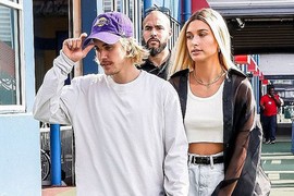 Justin Bieber ăn mặc xuề xòa, tình tứ đi xem ca nhạc cùng bạn gái