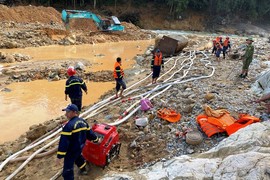 Lực lượng cứu hộ hút cạn dòng Rào Trăng, lật đất, bới đá tìm người mất tích