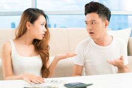 Vợ về ngoại, tôi mang đồ ra phơi thì sụp đổ khi thấy tờ giấy nhàu nhĩ