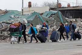 Xót xa cảnh người dân Ukraine sơ tán khỏi Mariupol giữa đống đổ nát