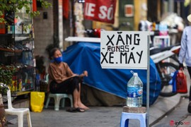 Hà Nội quyết dẹp "cây xăng di động" bán vỉa hè