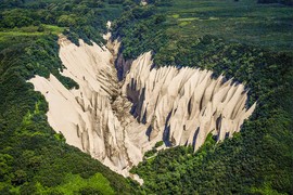 Vẻ đẹp kỳ ảo của thung lũng đá trắng hùng vĩ ở Kamchatka