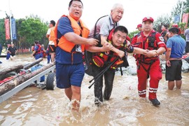 Trung Quốc “chật vật” cứu hộ người dân mắc kẹt trong lũ lụt