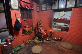 Ly kỳ chuyện “thánh sống” Nepal lần đầu lộ mặt vì động đất